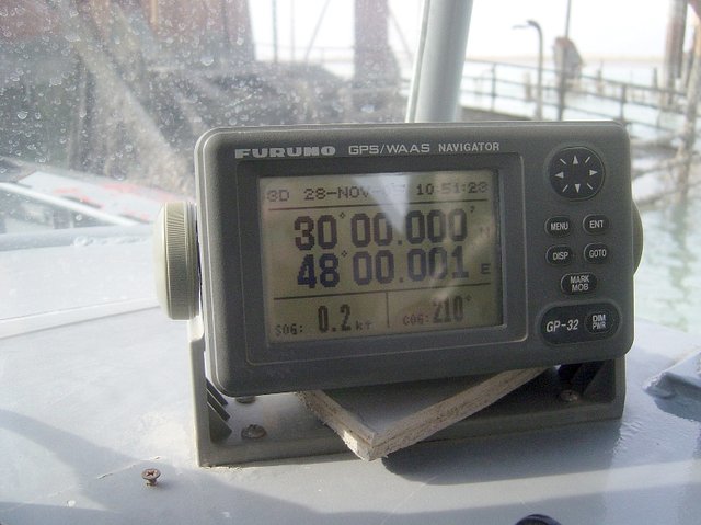 The bow of the boat (background) is right over the confluence point, you can see the wreck in the background