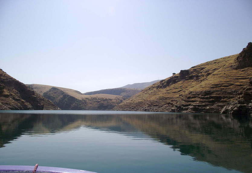 Approaching from the NW, the confluence point is about 100m ahead towards the right bank