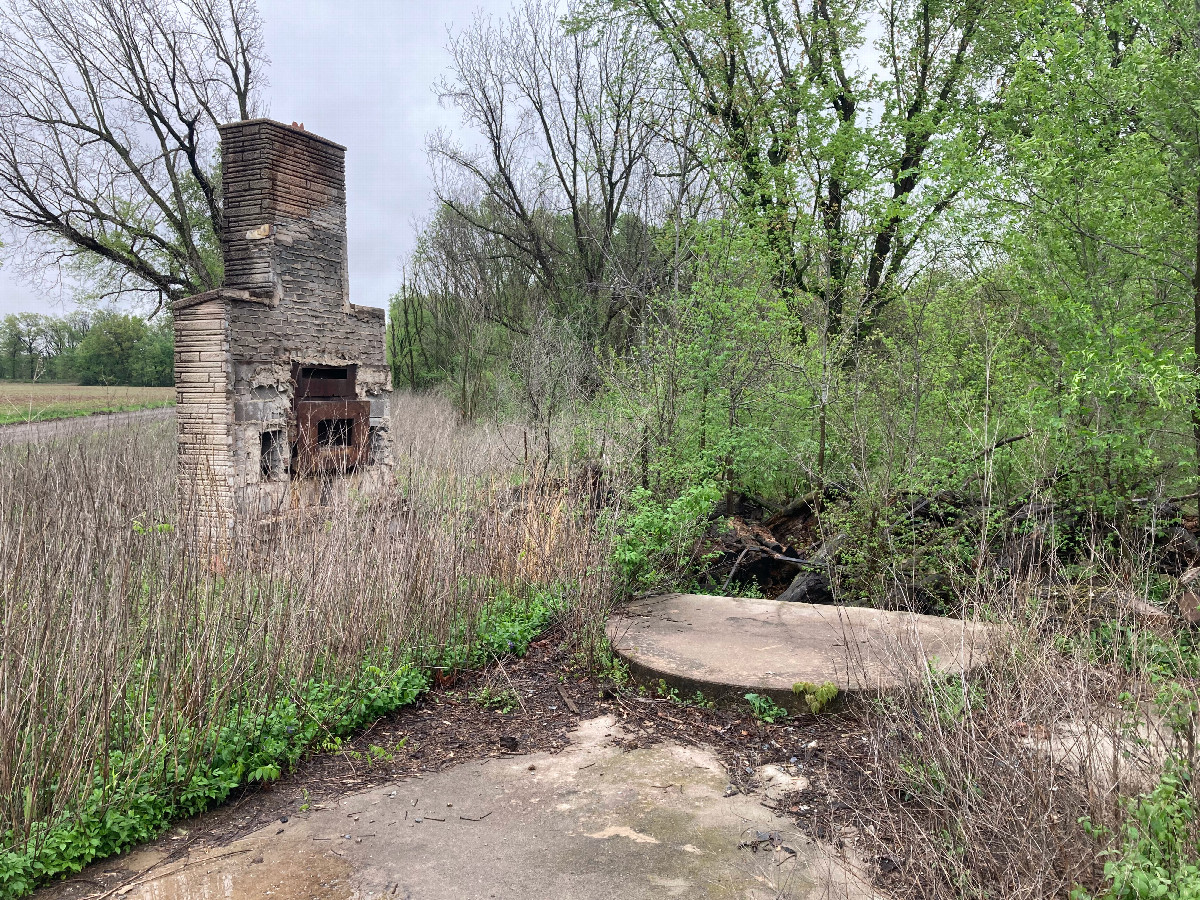 Abandoned building 500 meters northeast of 37N 95W